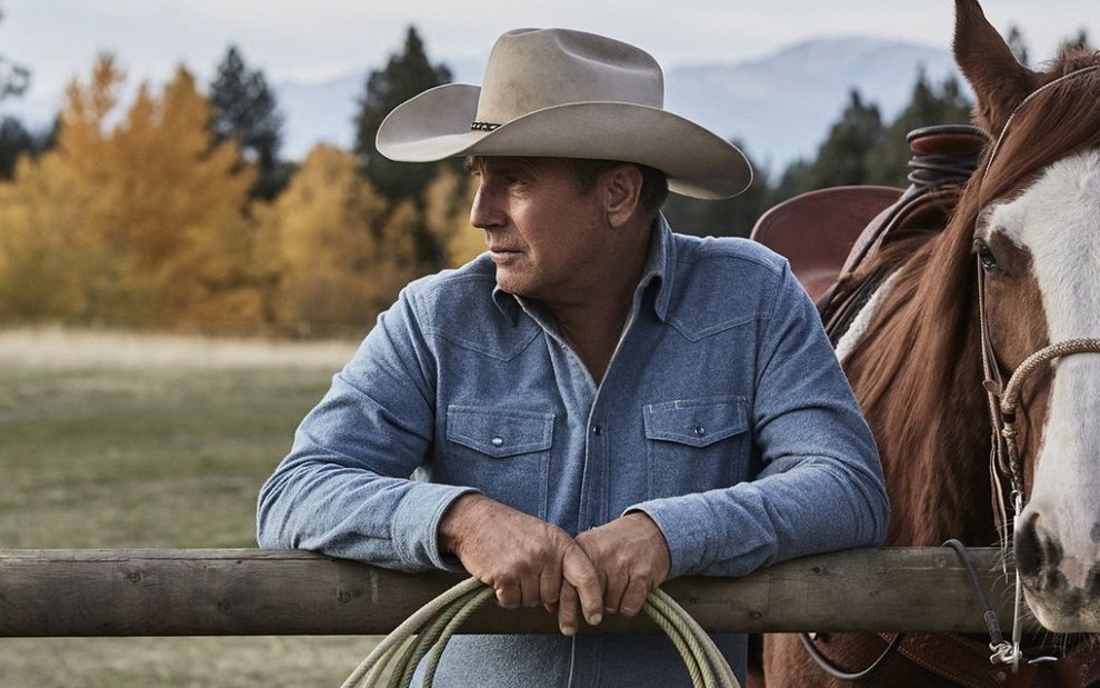 O ator Kevin Costner ao lado de um cavalo na primeira temporada de Yellowstone, drama rural