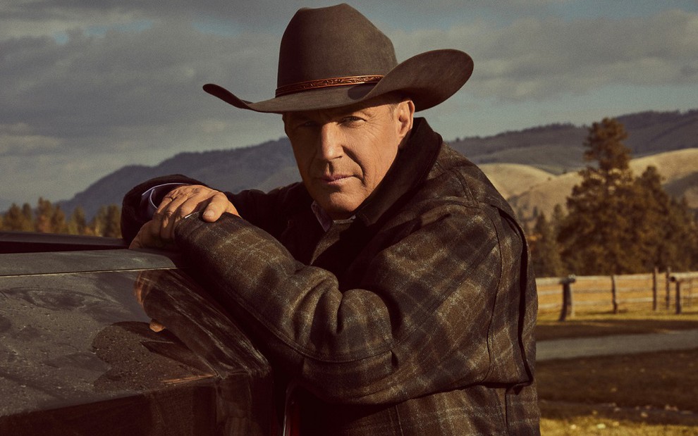 O ator Kevin Costner de chapéu e roupa de caubói em imagem do drama rural Yellowstone