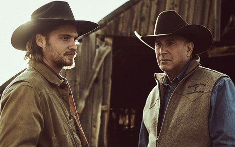 Os atores Luke Grimes e Kevin Costner na segunda temporada do drama rural Yellowstone