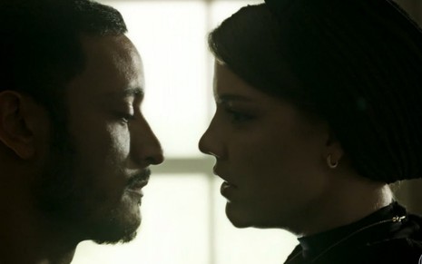 Os atores Allan Souza Lima (Youssef) e Alice Wegmann (Dalila) quase se beijam em cena de Órfãos da Terra