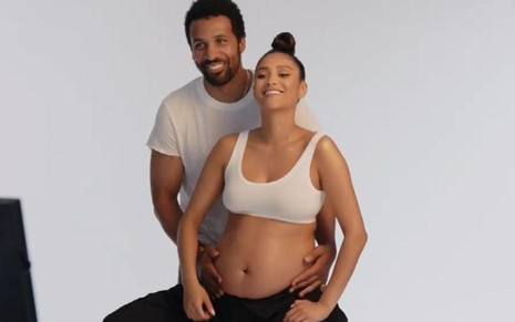 Shay Mitchell com o parceiro, Matte Babel, em vídeo no qual anunciou sua gravidez e o reality show - Reprodução/YouTube