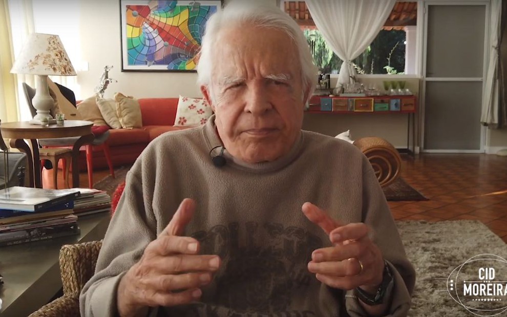 O ex-âncora do Jornal Nacional Cid Moreira em sua casa em Petrópolis, em vídeo postado no YouTube
