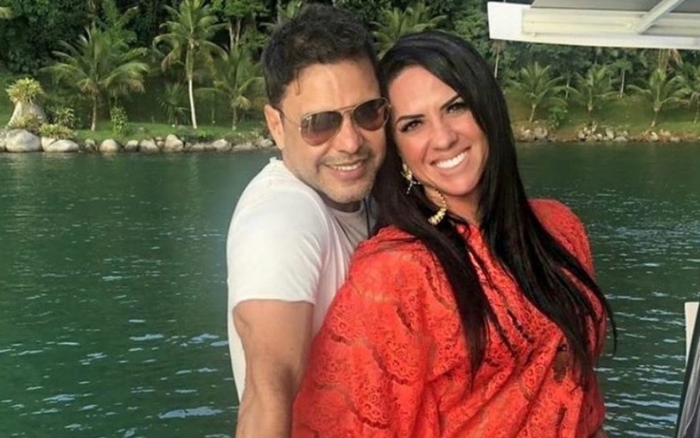 Cantor de Zezé Di Camargo e Graciele Lacerda abraçados em lancha; casal iniciou tratamento para ter filho - REPRODUÇÃO/INSTAGRAM