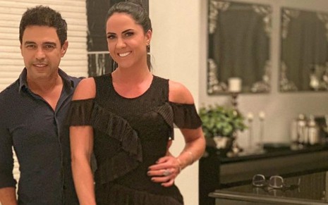 Zezé Di Camargo e Graciele Lacerda posam juntos na sala da mansão do casal; empresária quer engravidar em 2020 - REPRODUÇÃO/INSTAGRAM