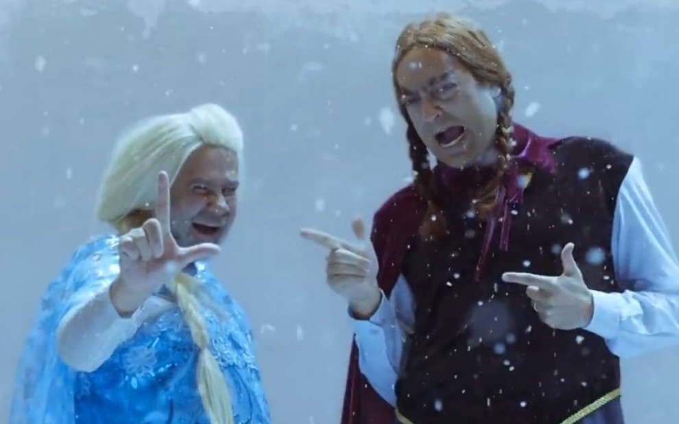Welder Rodrigues vestido de Elsa e Fernando Caruso vestido de Anna do filme da Disney Frozen em esquete do Zorra