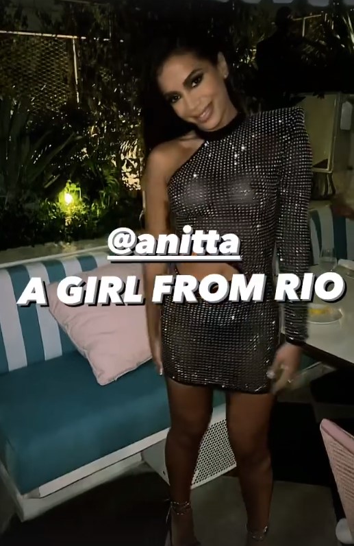 Mansion physically Day Anitta usa look ousado e surge com os seios à mostra em festa de Girl From  Rio · Notícias da TV