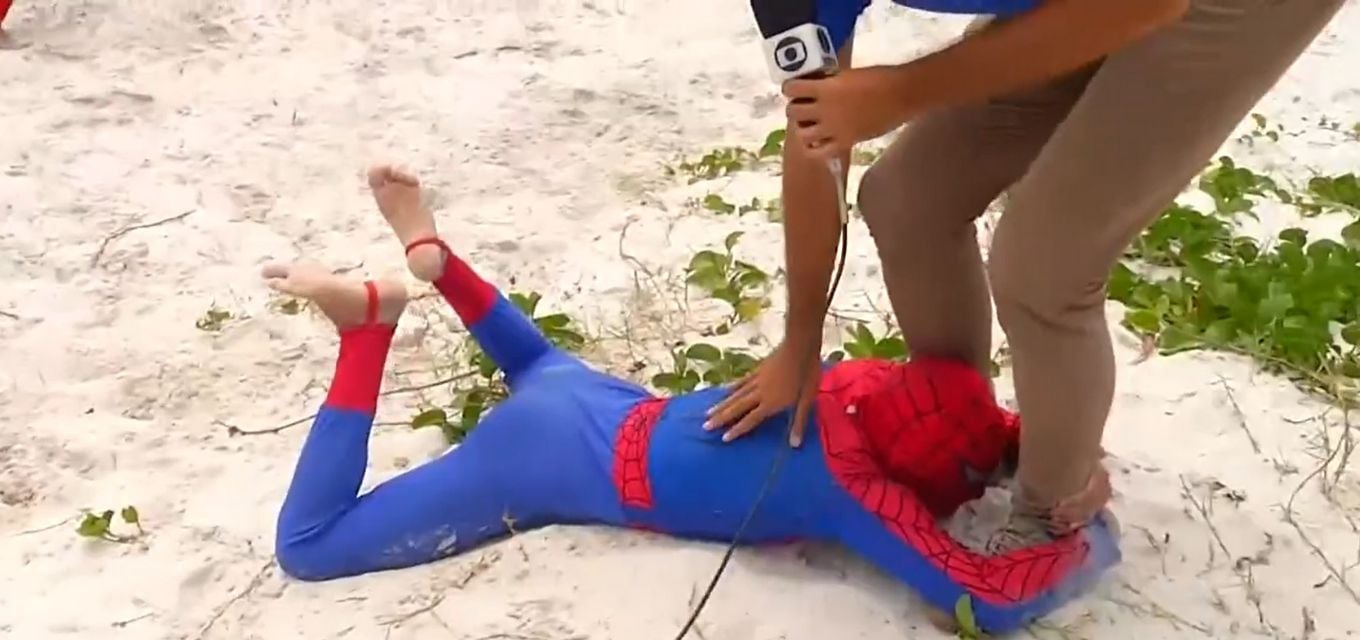 Ao vivo, grupo fantasiado de Homem-Aranha invade transmissão da Globo ·  Notícias da TV