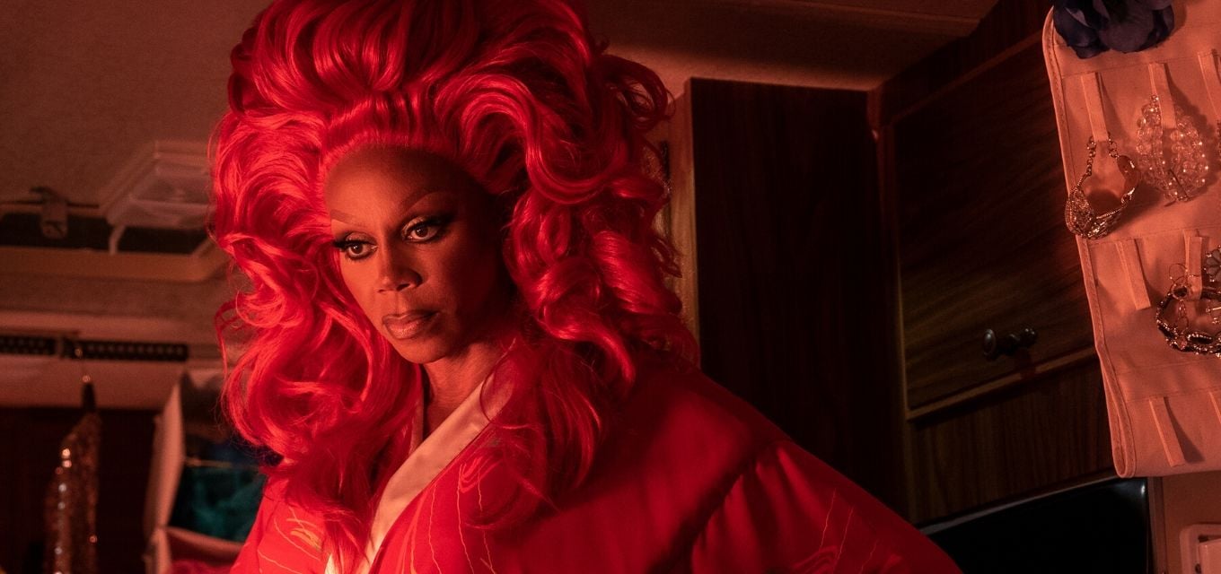 RuPaul é Ruby Red em nova série da Netflix; uma drag queen que cria uma relação com a criança AJ (Izzy G.)