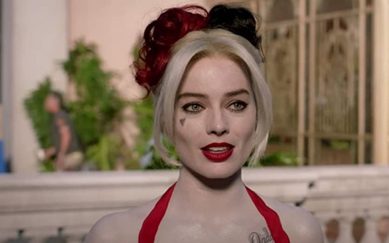 Margot Robbie reclama da roupa de Arlequina do filme Esquadrão Suicida