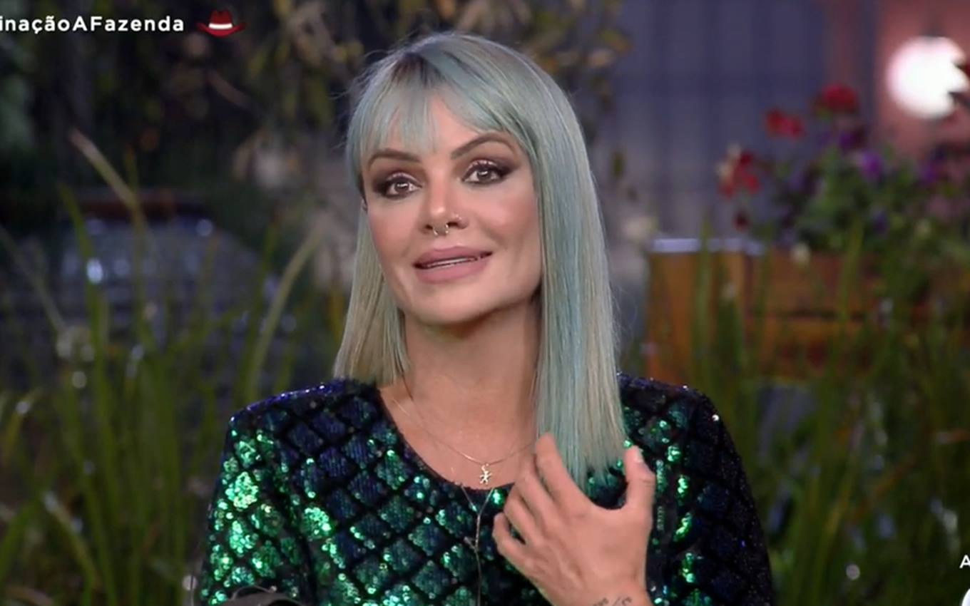 Valentina sorri e usa vestido verde
