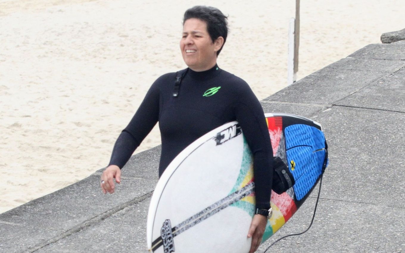 Adriane Bonato com prancha de surf