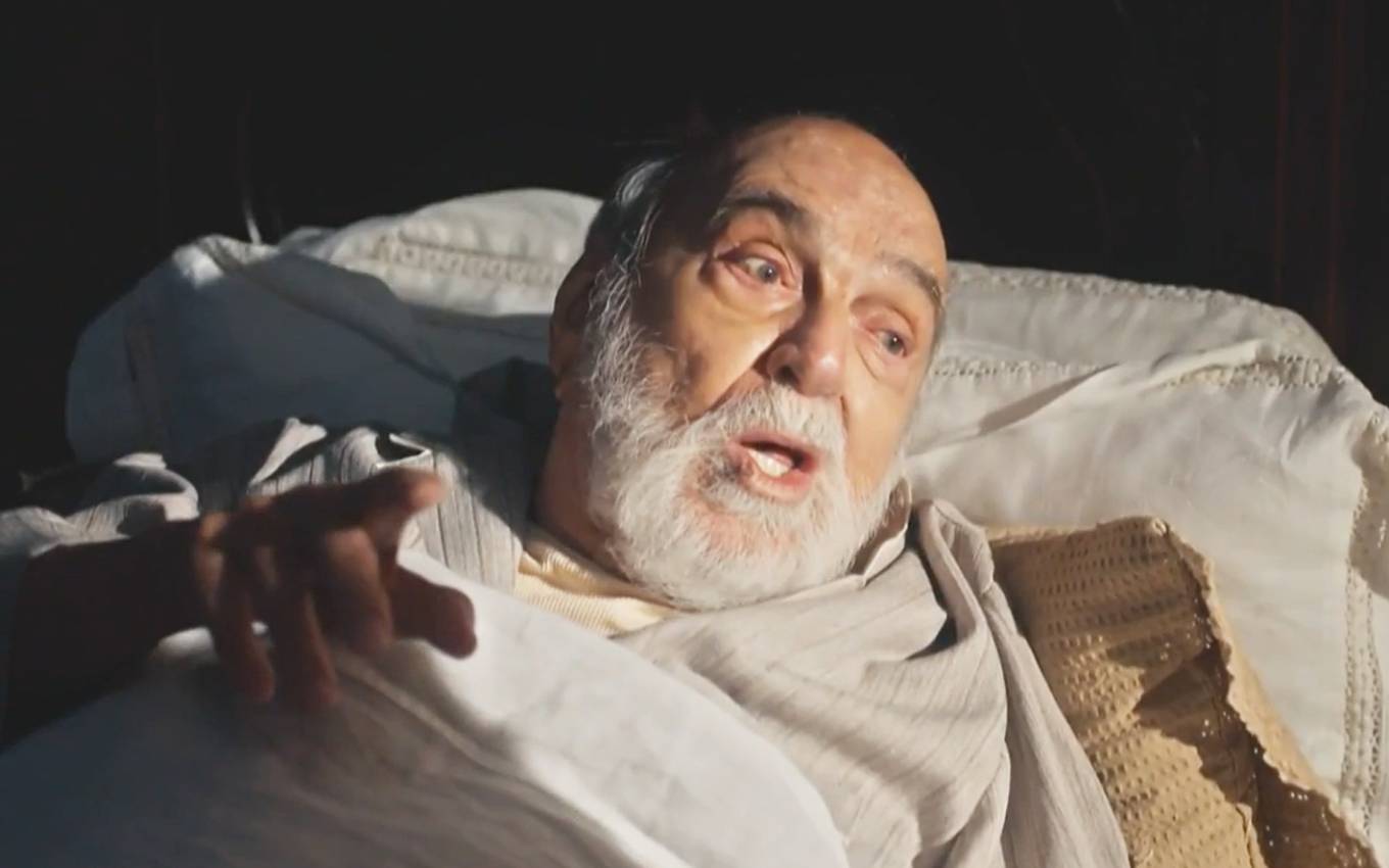 O ator Lima Duarte como Afonso no leito de morte em cena de Além da Ilusão