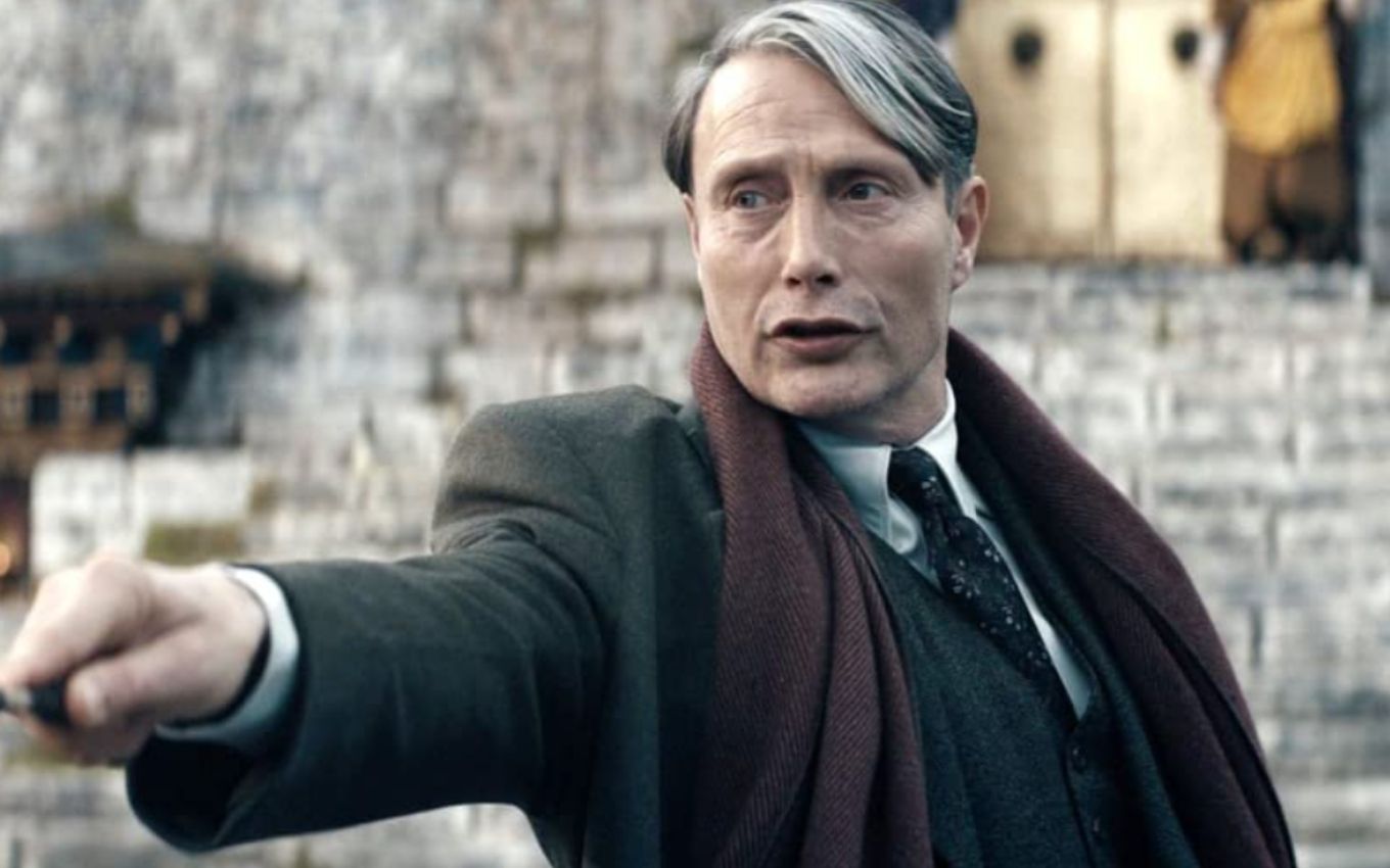 Mads Mikkelsen vira assassino em filme da Netflix que estreia em