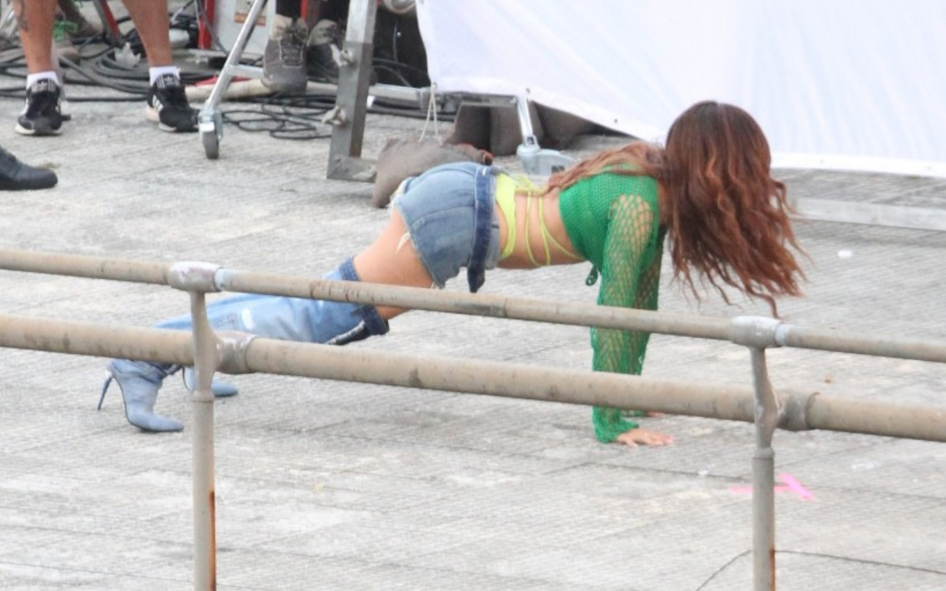 Anitta rebola no chão enquanto grava novo clipe no Rio de Janeiro
