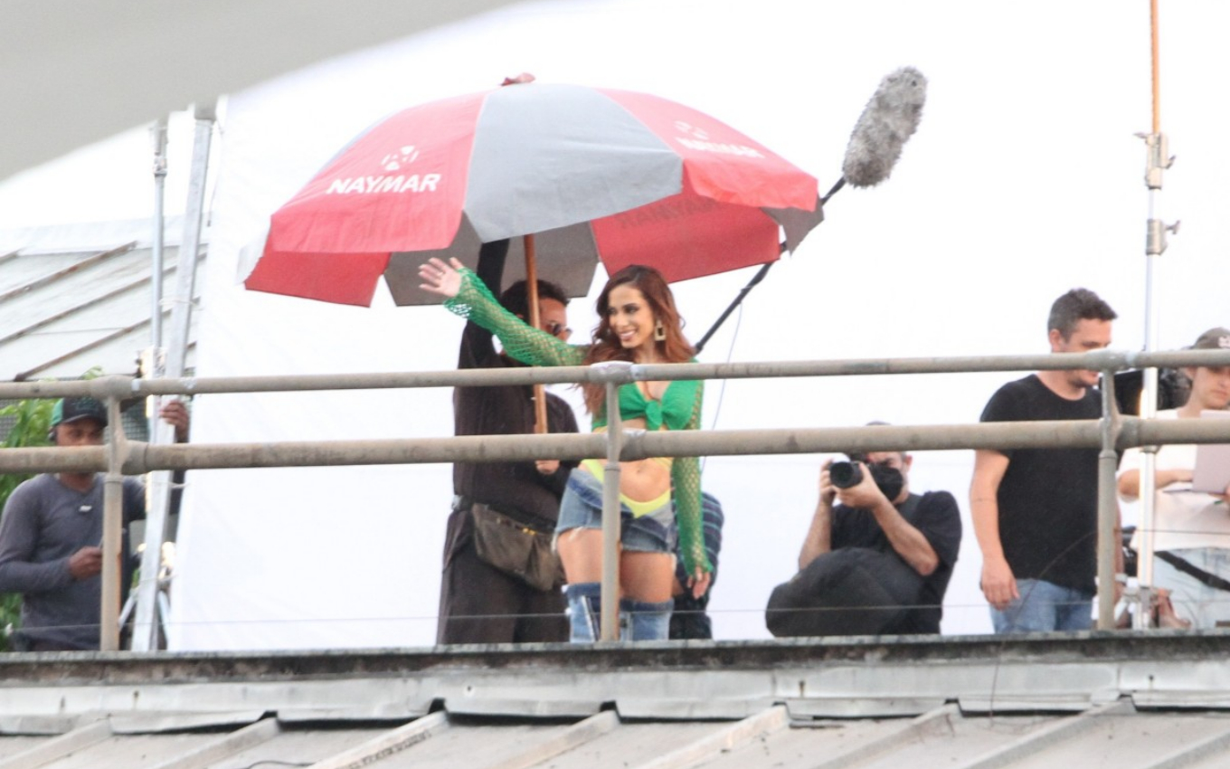 Anitta acena para fãs enquanto grava novo clipe no Rio