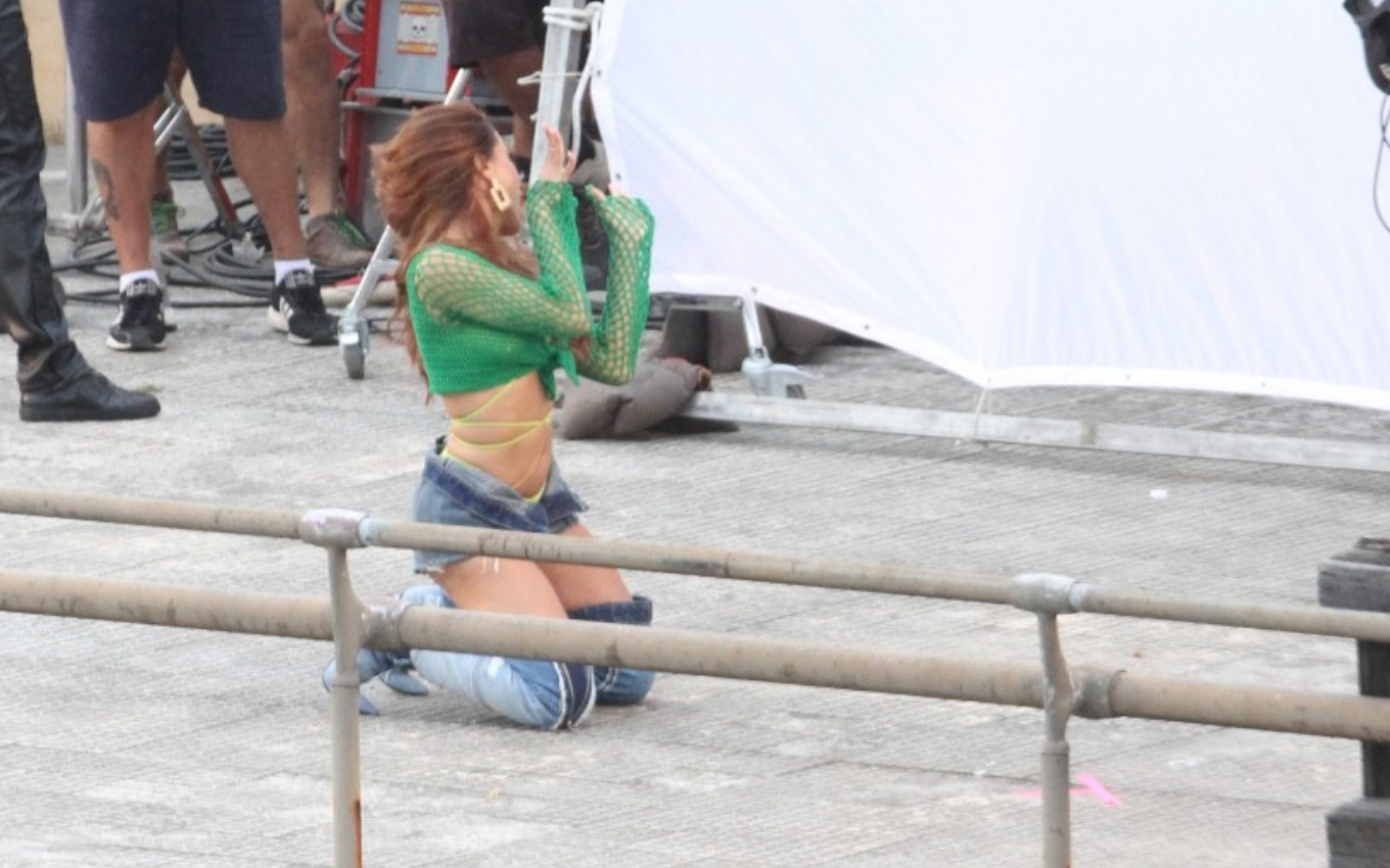 Anitta dança com os joelhos no chão em novo clipe