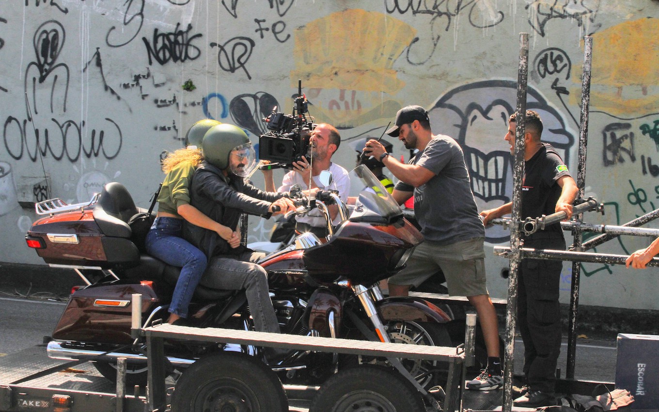Ciocler grava cena em uma moto