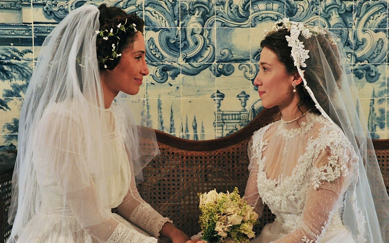 Camila Pitanga e Marjorie Estiano vestidas de noiva