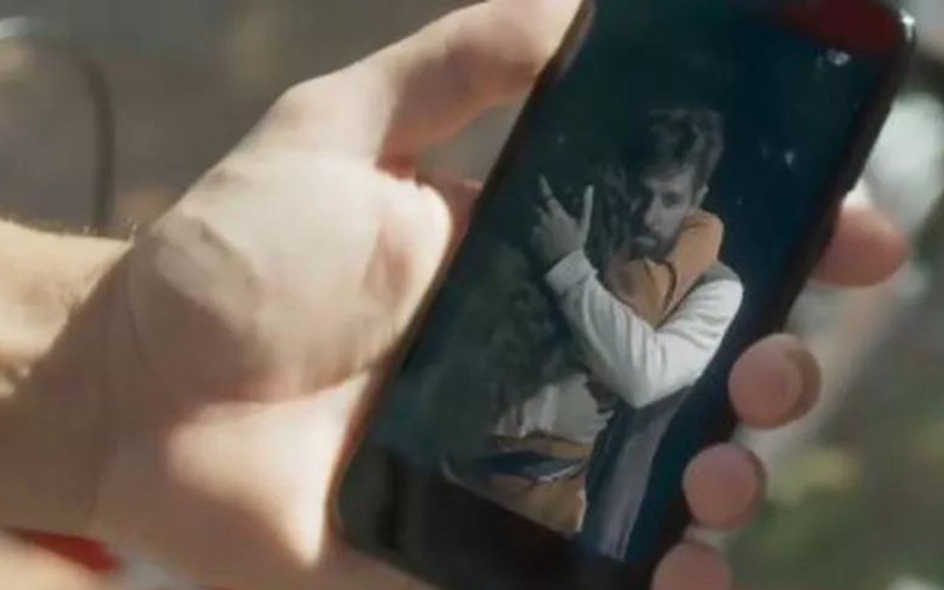 Samuel abraça Clarice em vídeo exibido no celular