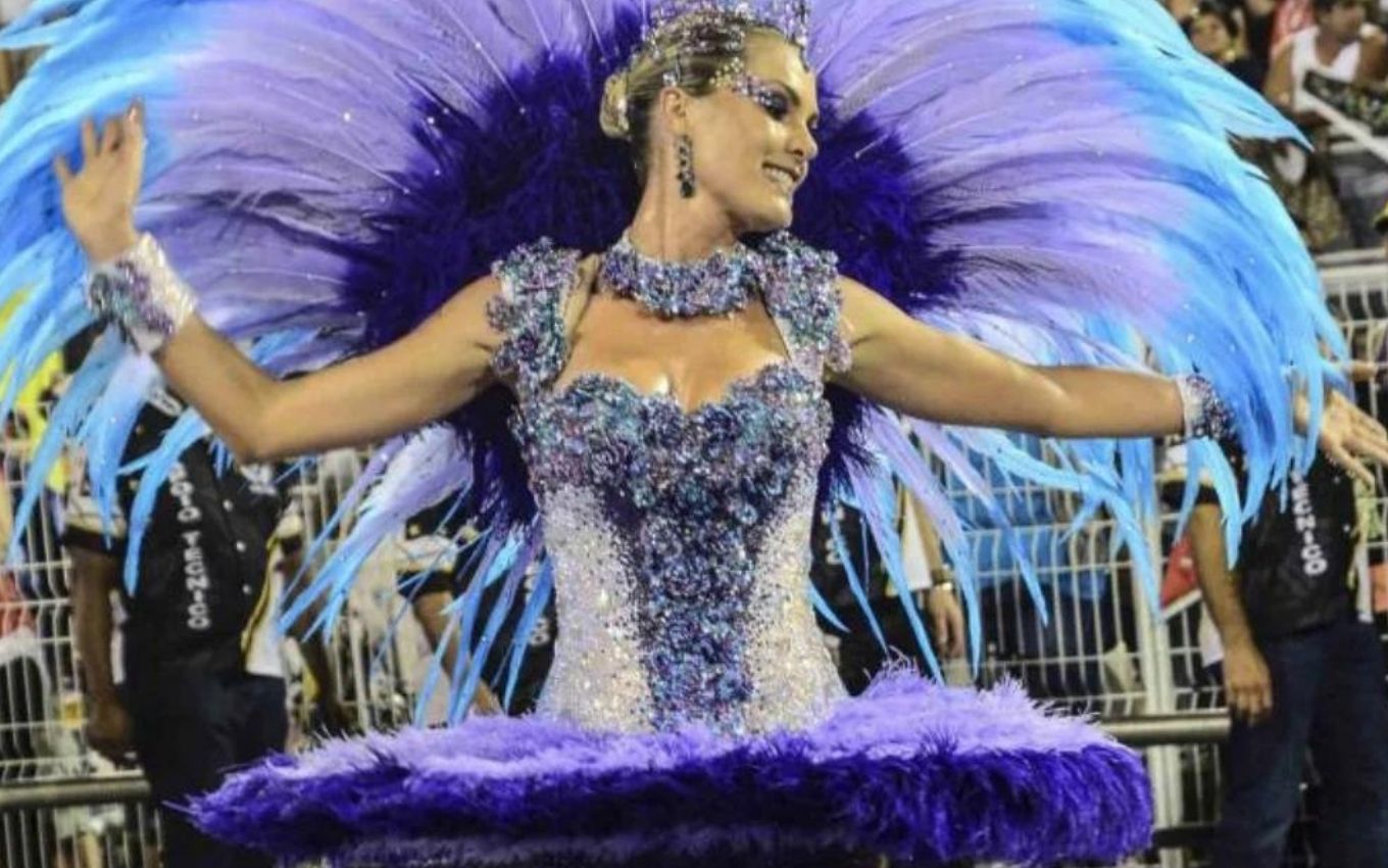 Ana Hickmann com fantasia cara no Carnaval de 2015