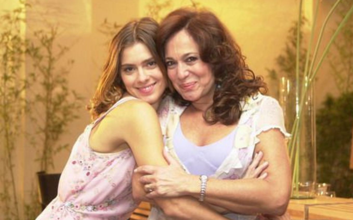 Carolina Dieckmann abraçada com Susana Vieira