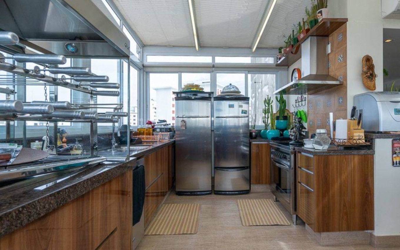Cozinha dá acesso para salas de almoço e jantar