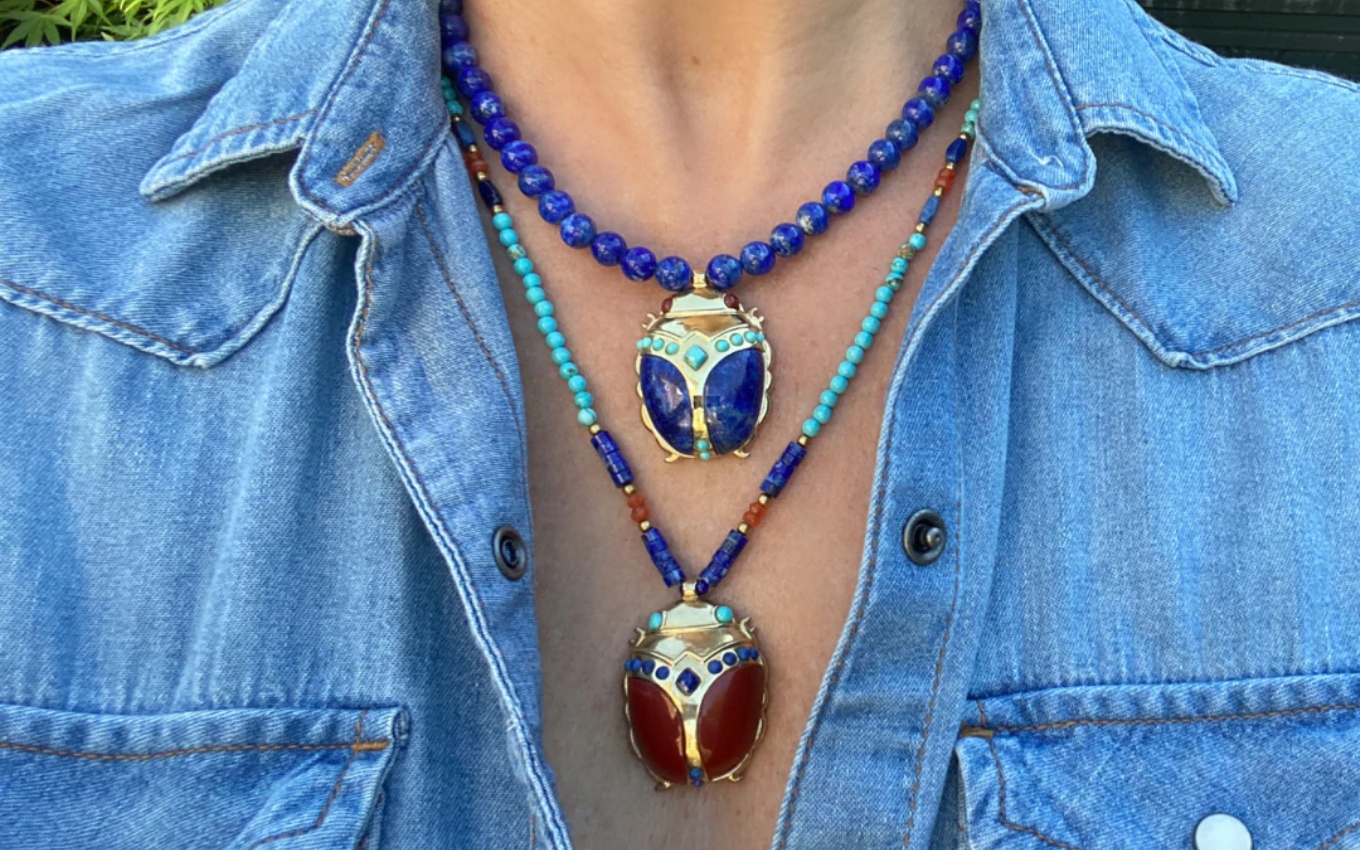 Colar com pedras lapis lazuli e besouro --opção ao colar de Rebeca em Um Lugar ao Sol