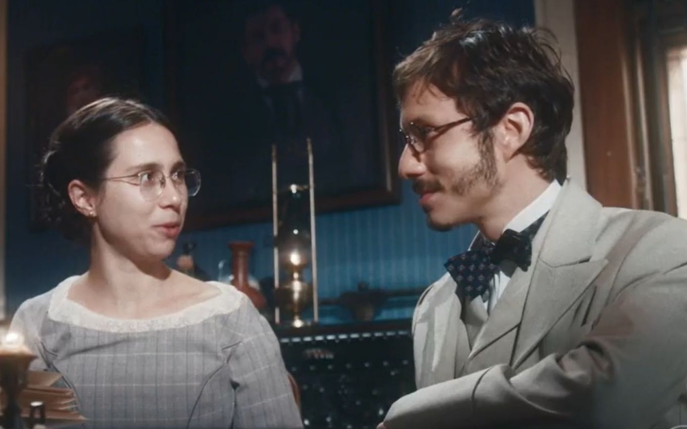 A atriz Daphne Bozaski como Dolores à esquerda conversa animadamente com João Pedro Zappa, o Nélio, em cena de Nos Tempos do Imperador