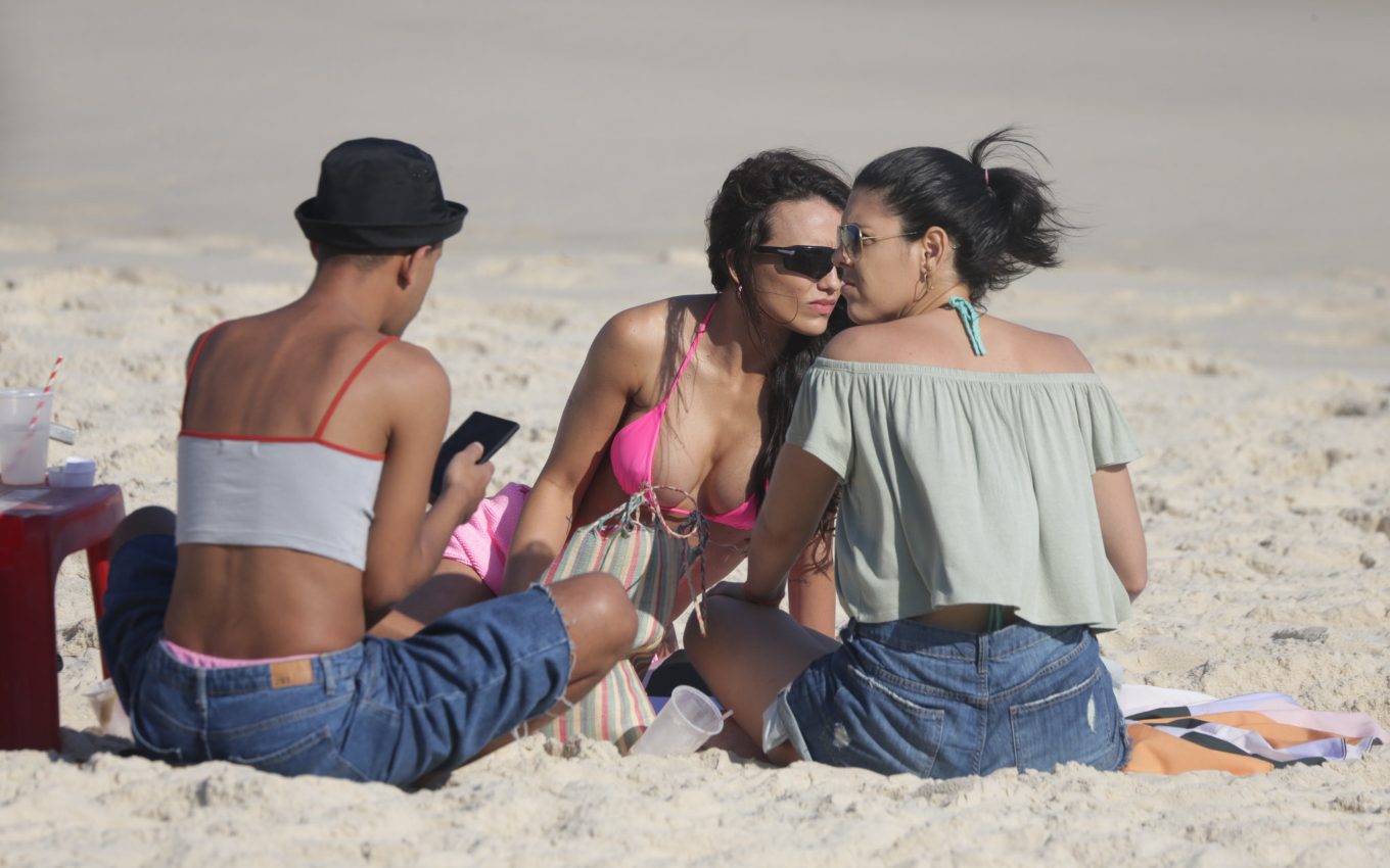 Rafa Kalimann conversa com amigos na praia