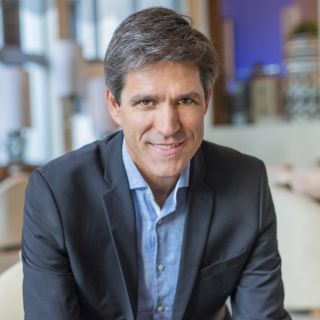 Fernando Medin, executivo da Discovery, posa de terno
