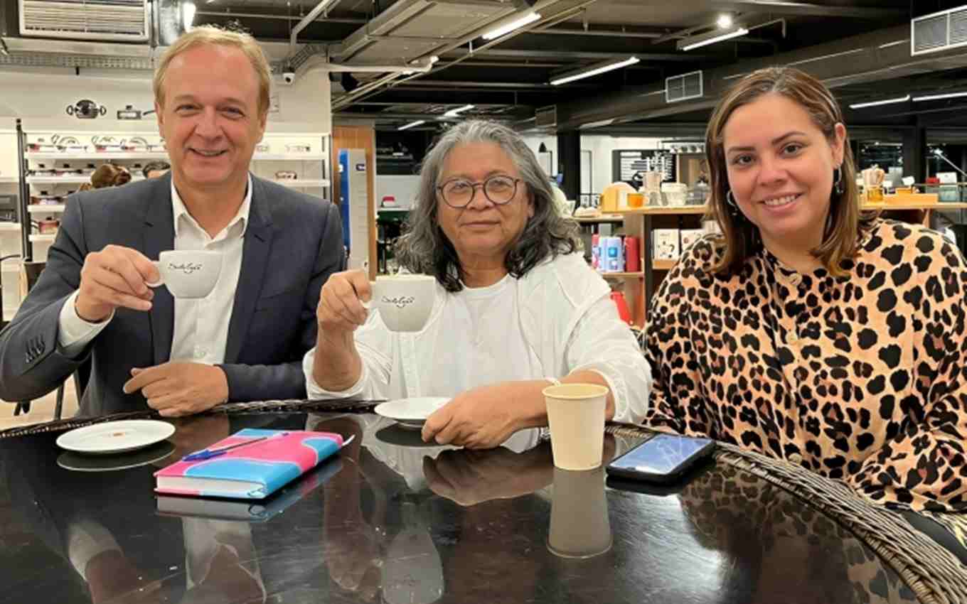 Foto mostra Marlene Mattos ao lado de Luiz Claudio e Carolina Moraes