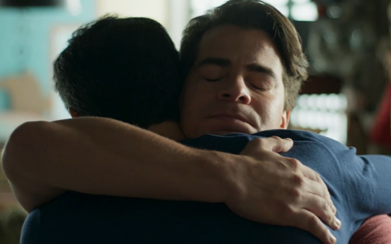 Júlio e Eric se abraçam em cena de Pega Pega