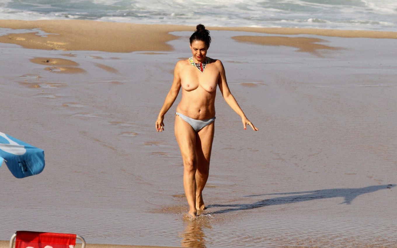 Giovanna Gold faz topless em praia do Rio de Janeiro