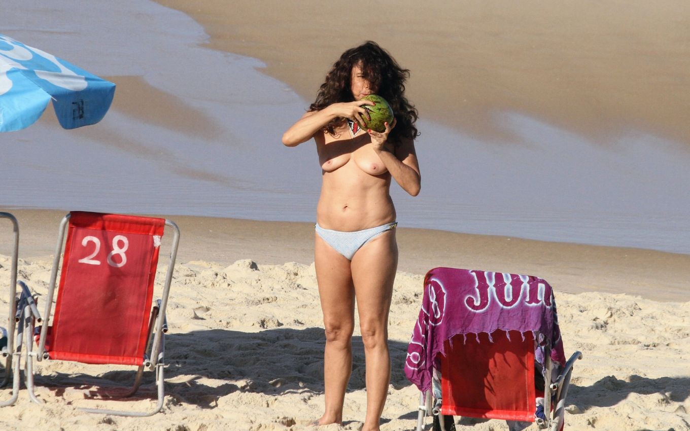 Giovanna Gold faz topless em praia do Rio de Janeiro