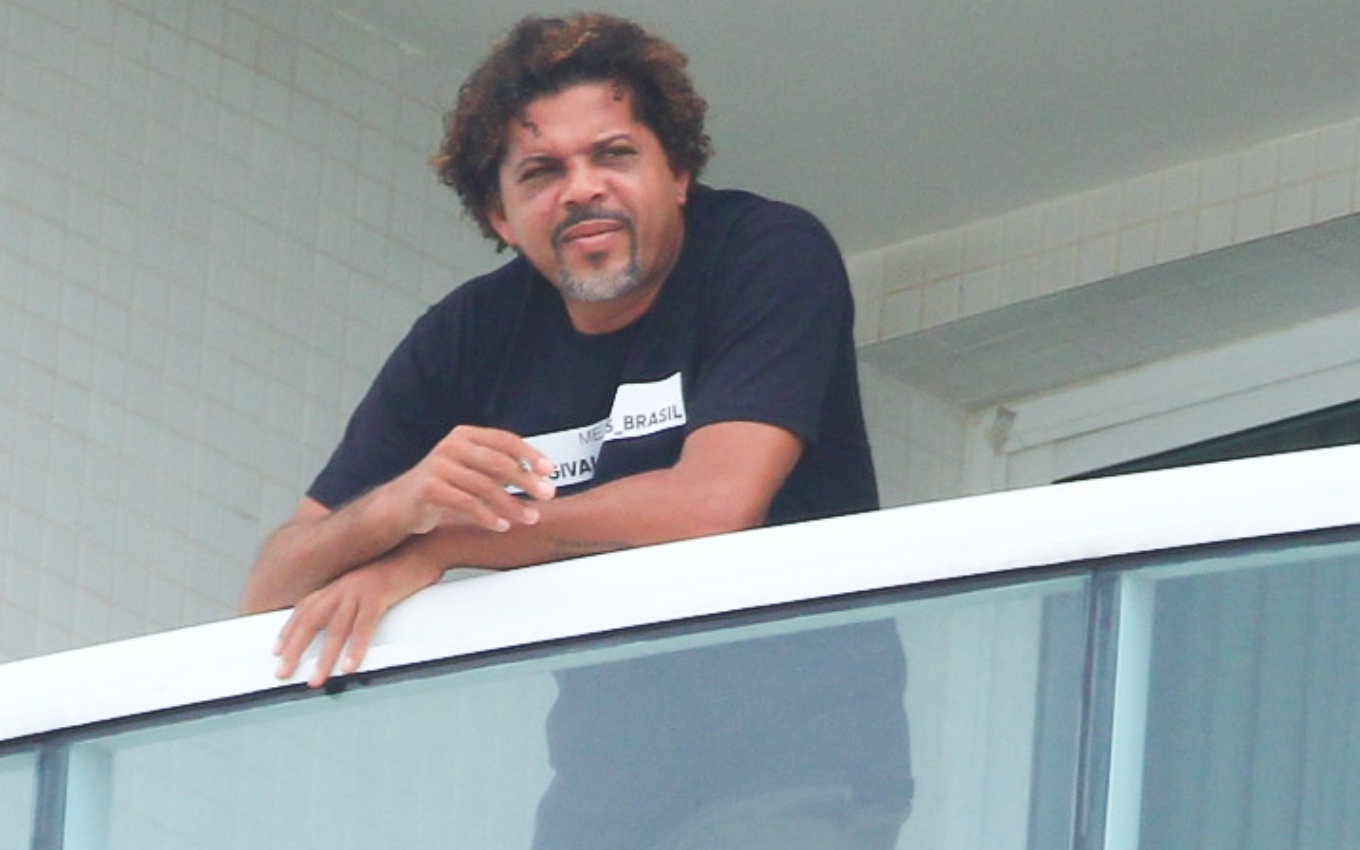 Givaldo Alves em sacada de prédio no Rio