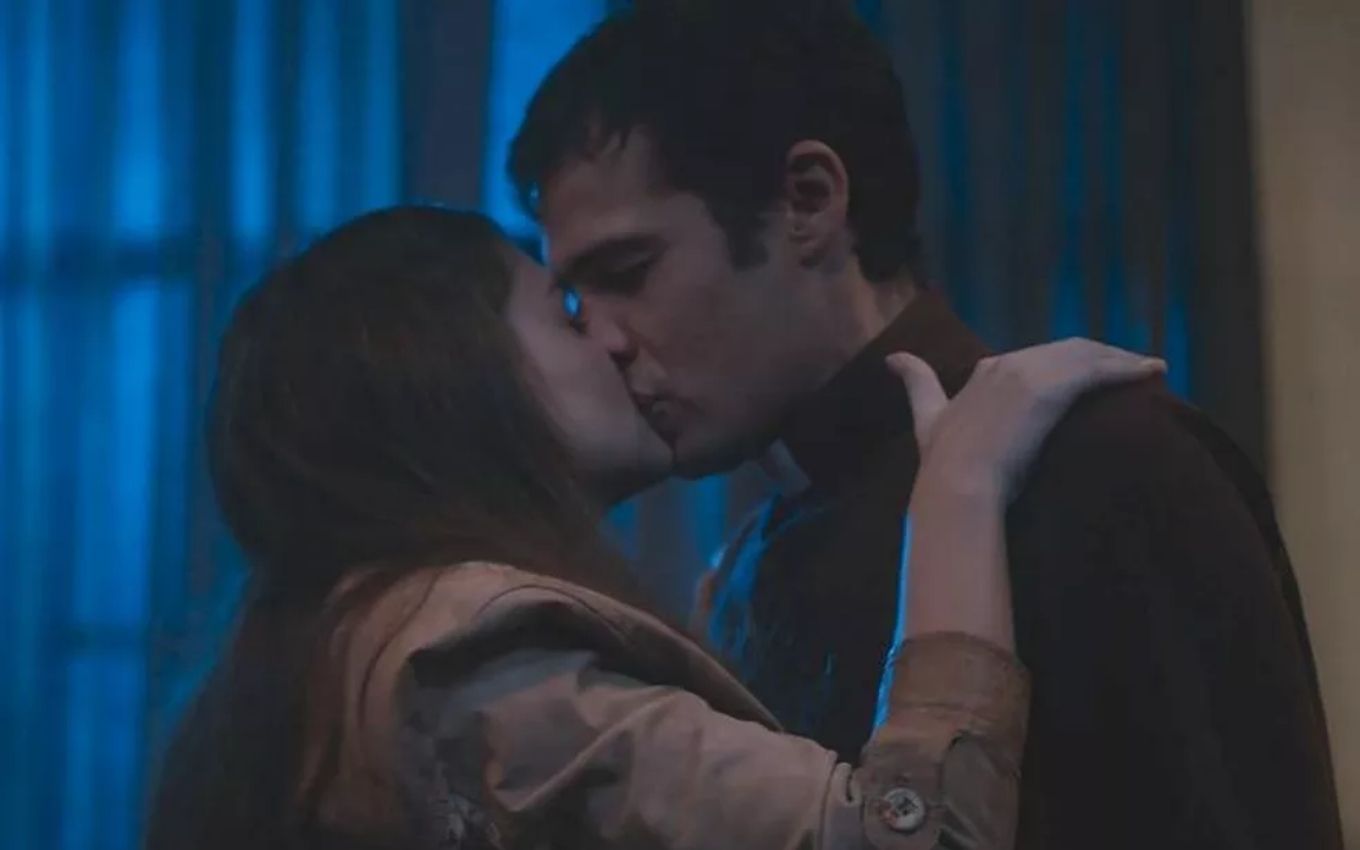 Debora Ozório e Jayme Matarazzo gravam cena de beijo, como Olívia e padre Tenório