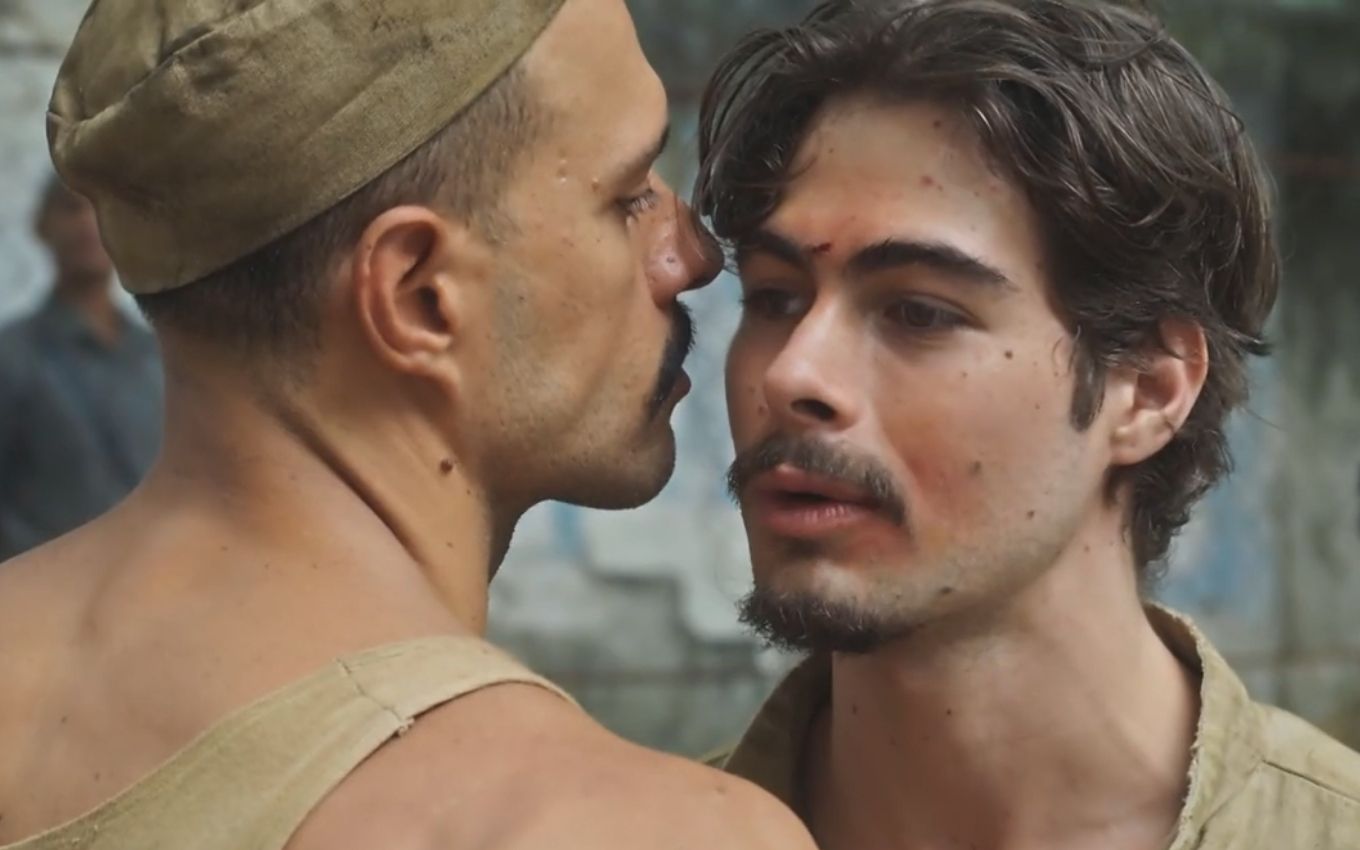 O ator Hugo Resente como Gaspar, de costas, enfrenta Rafael Vitti, o Davi, na prisão de Além da ilusão
