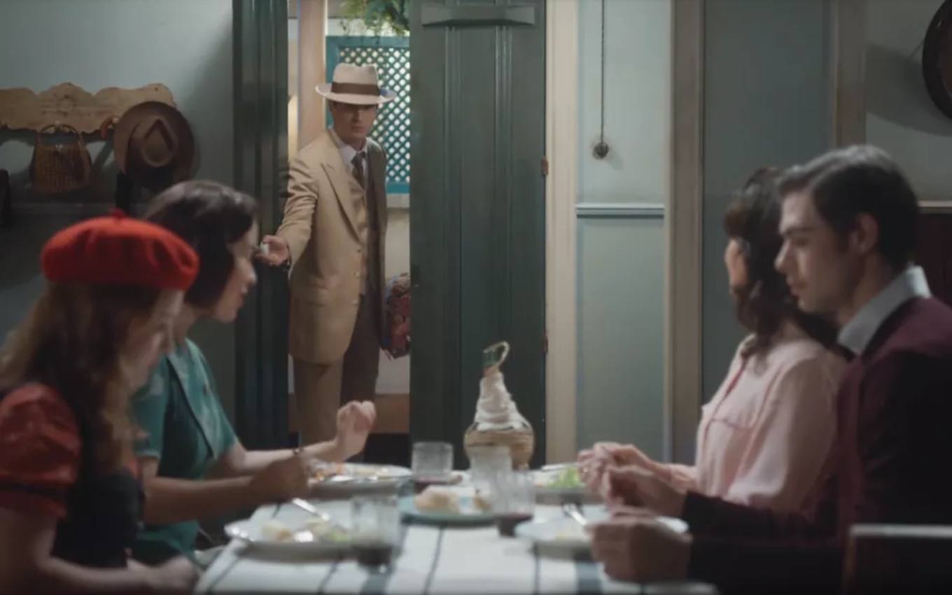 Joaquim (Danilo Mesquita) interrompe jantar oferecido por Davi (Rafael Vitti) em Além da Ilusão