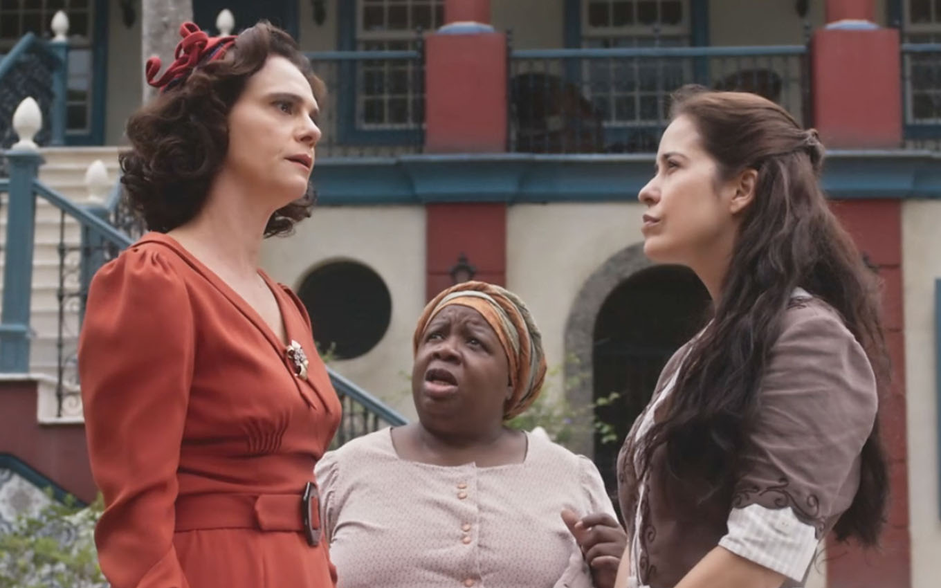 A atriz Mariah da Penha como Manuela aparta uma discussão entre Malu Galli, a Violeta, e Paloma Duarte, da Heloísa, em cena de Além da Ilusão