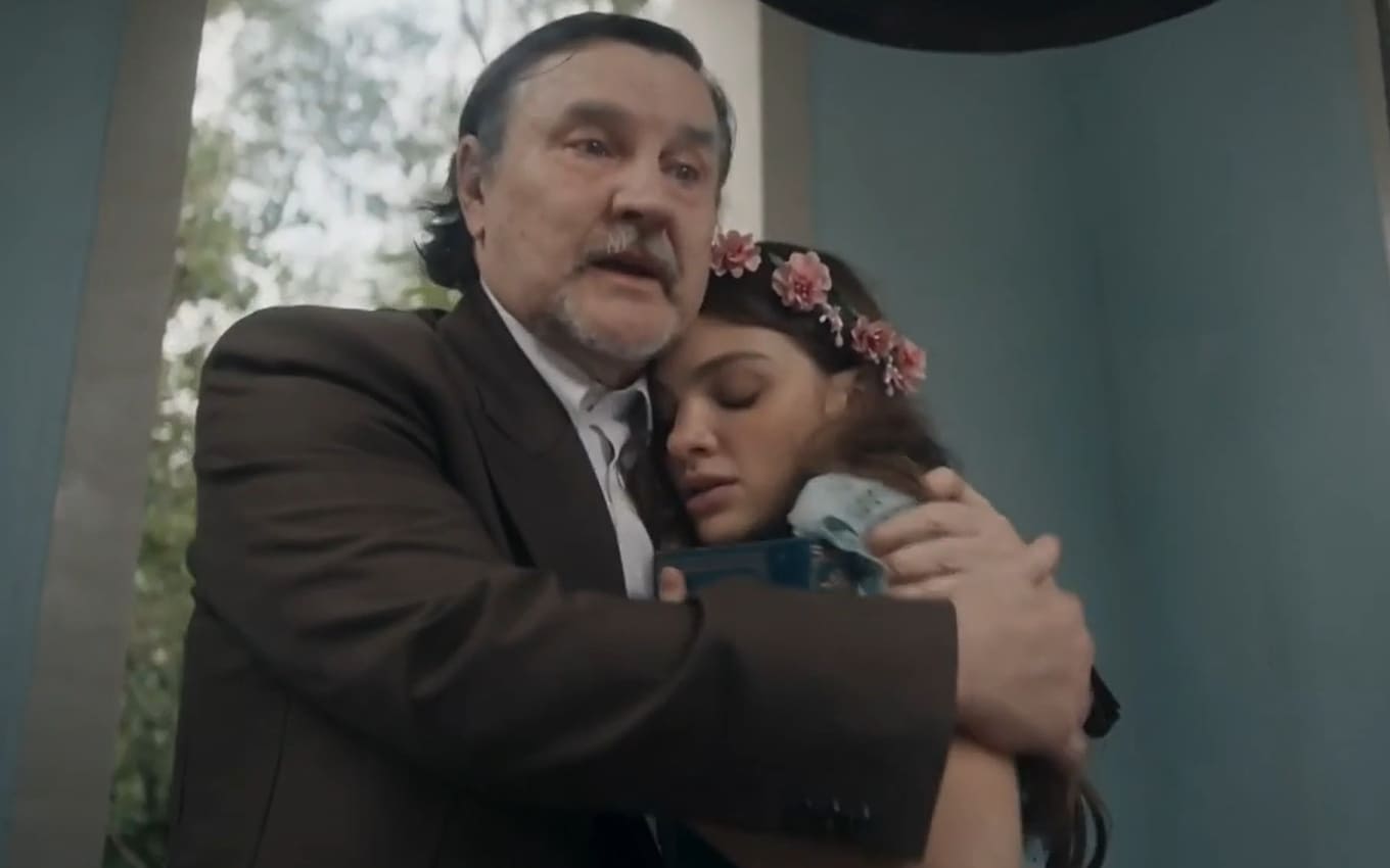 Matias (Antonio Calloni) e Olívia (Debora Ozório) abraçados em cena de Além da Ilusão