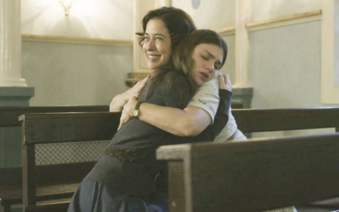 Encontro de Heloísa (Paloma Duarte) e Olívia (Debora Ozorio) após descobrirem ser mãe e filha em Além da Ilusão