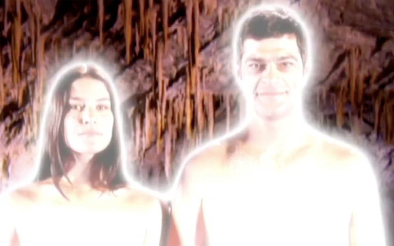 Priscila Fantin, como Serena, e Eduardo Moscovis, o Rafael, envoltos em luz em uma gruta em cena de Alma Gêmea