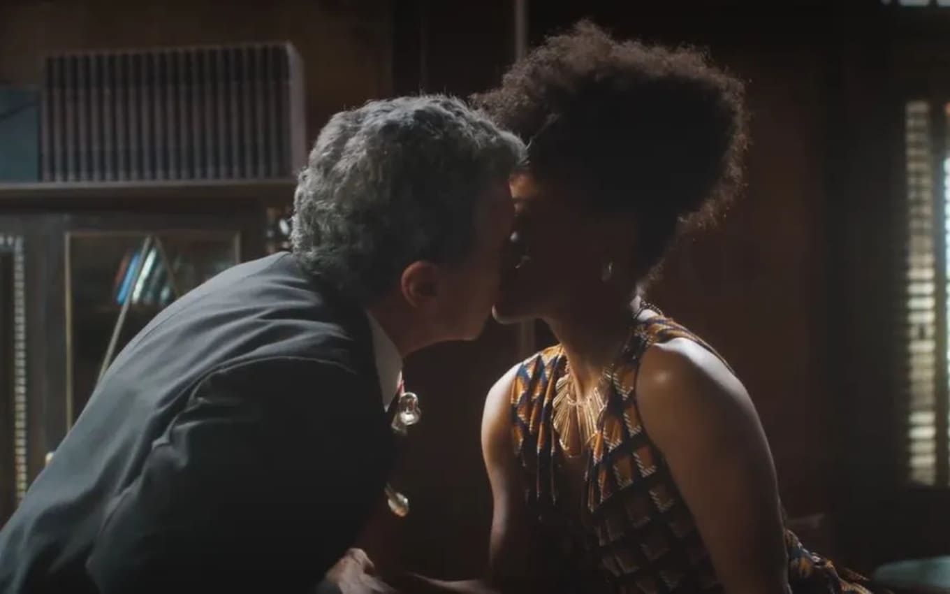 Anselmo (Paulo Betti) beija Lucília (Kênia Bárbara) em cena de Amor Perfeito