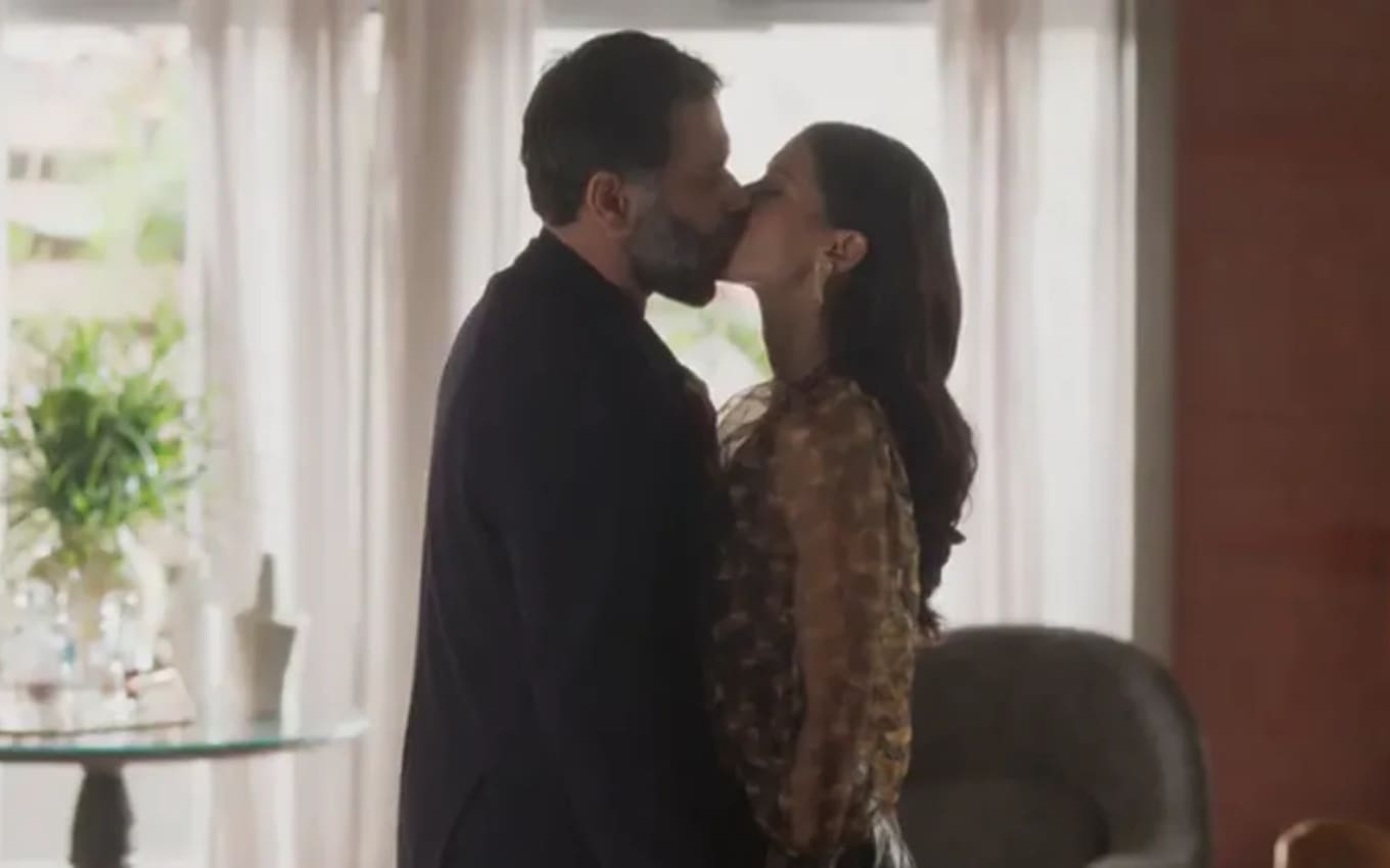 Alexei (Alexandre Galindo) e Regina (Mel Lisboa) vão se beijar para comemorar morte de Clarice (Taís Araujo) em Cara e Coragem