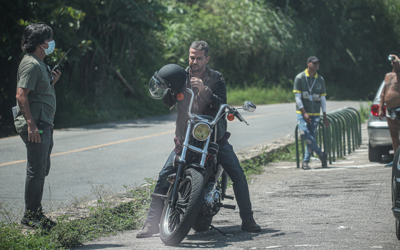 Marcelo Serrado em moto durante gravações de Cara e Coragem
