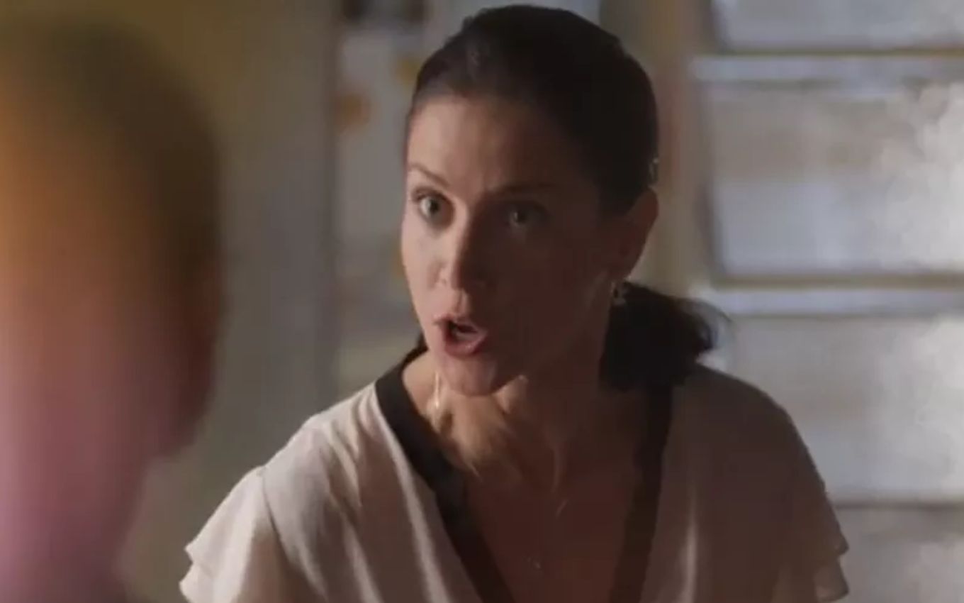 Mel Lisboa grava cena com expressão irritada, como Regina