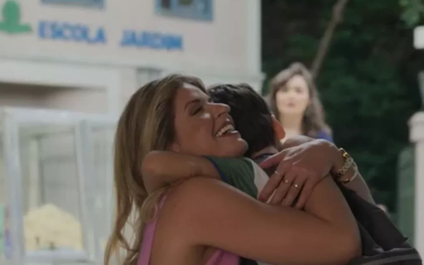 Chiquinho (Guilherme Tavares) agarrará Rebeca (Mariana Santos) em Cara e Coragem