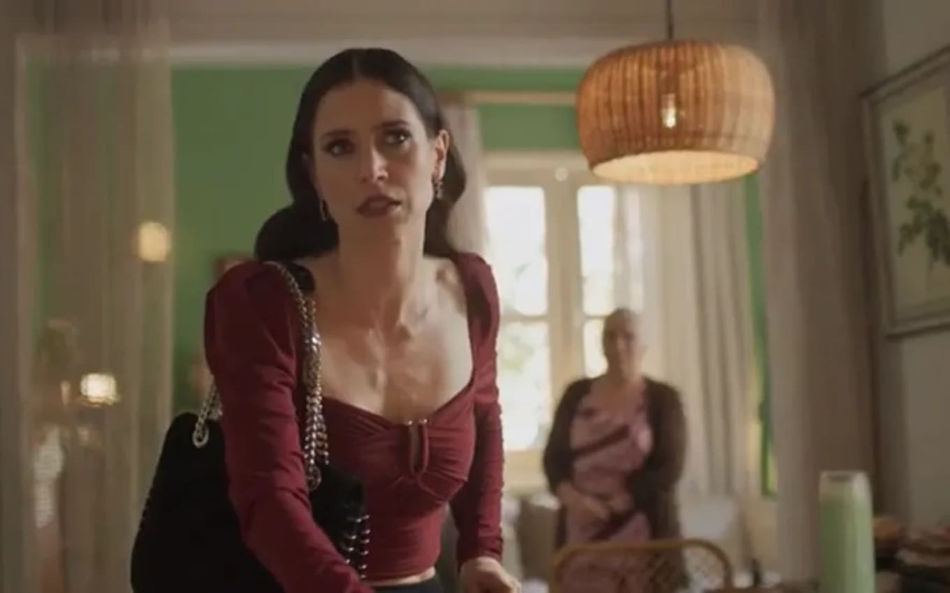 Regina (Mel Lisboa) se mudará de mala e cuia para a casa de Dagma (Guida Vianna)