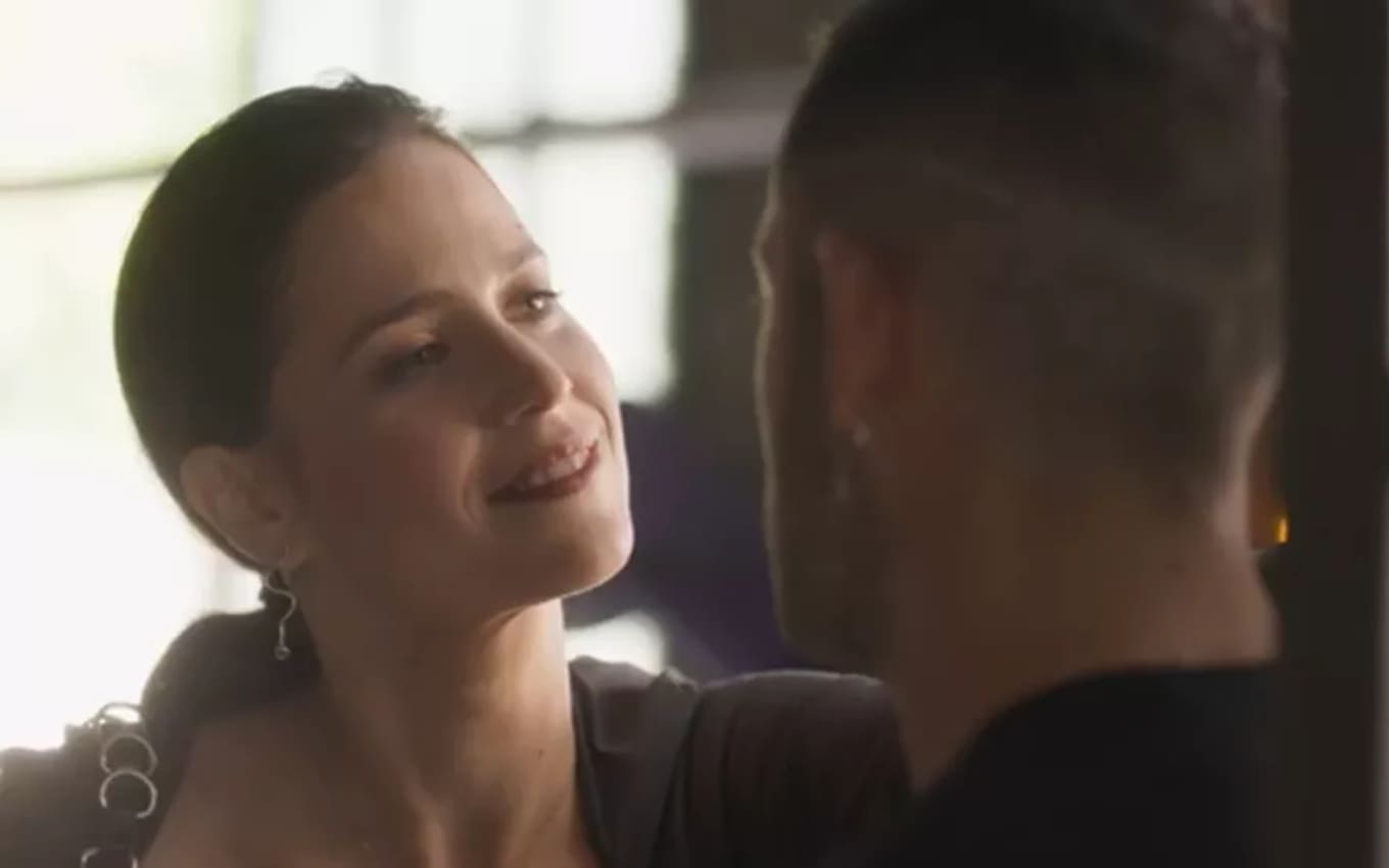 Regina (Mel Lisboa) vai seduzir Kaká (Kaysar Dadour) sem muito esforço em Cara e Coragem