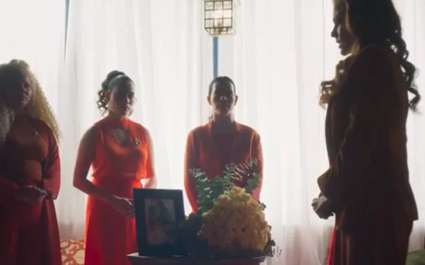 Cerimônia das mulheres de roupa laranja 